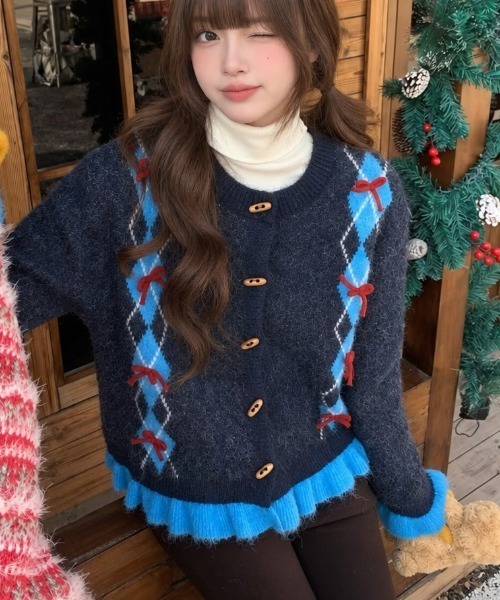 Achic(アシック)の「リボン付きアーガイル柄シャギーニットカーディガン(カーディガン/ボレロ・レディース・アイボリー/ダークグレー/ネイビー・M)」の3枚目の写真