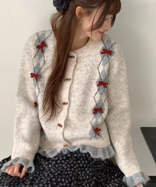 Achic(アシック)の「リボン付きアーガイル柄シャギーニットカーディガン(カーディガン/ボレロ・レディース・アイボリー/ダークグレー/ネイビー・M)」の5枚目の写真