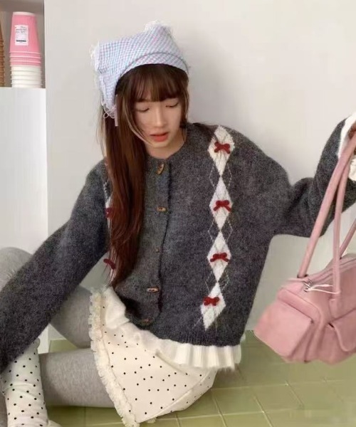 Achic(アシック)の「リボン付きアーガイル柄シャギーニットカーディガン(カーディガン/ボレロ・レディース・アイボリー/ダークグレー/ネイビー・M)」の14枚目の写真