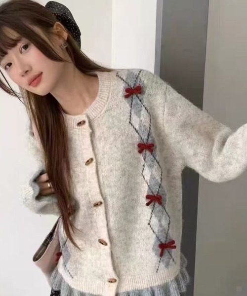 Achic(アシック)の「リボン付きアーガイル柄シャギーニットカーディガン(カーディガン/ボレロ・レディース・アイボリー/ダークグレー/ネイビー・M)」の18枚目の写真