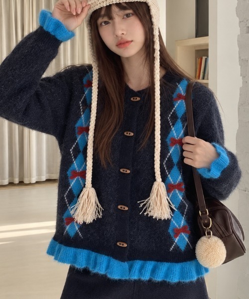Achic(アシック)の「リボン付きアーガイル柄シャギーニットカーディガン(カーディガン/ボレロ・レディース・アイボリー/ダークグレー/ネイビー・M)」の8枚目の写真