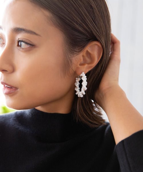 colleca la(コレカラ)の「ツイストパールフープピアス(ピアス(両耳用)・レディース・シルバー/ゴールド・フリ-)」の2枚目の写真