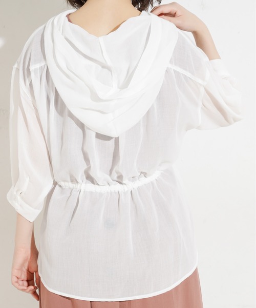 natural couture（ナチュラルクチュール）の「フード付きシアーシャツ（シャツ/ブラウス・レディース・ベージュ/オフホワイト/カーキ・FREE）」の15枚目の写真