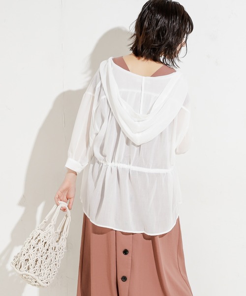 natural couture（ナチュラルクチュール）の「フード付きシアーシャツ（シャツ/ブラウス・レディース・ベージュ/オフホワイト/カーキ・FREE）」の6枚目の写真