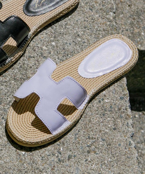 KOBE LETTUCE（コウベレタス）の「2TYPEフラットサンダル（サンダル・レディース・ブラック/イエロー/ブラック系その他/キャメル/ピンク系その他/パープル/ホワイト系その他/パープル系その他/イエロー系その他/コーラル/イエロー系その他2/ホワイト・L/LL/M/S）」の5枚目の写真