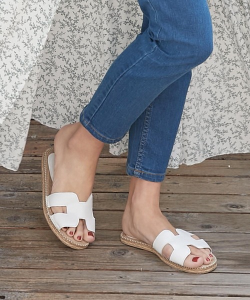 KOBE LETTUCE（コウベレタス）の「2TYPEフラットサンダル（サンダル・レディース・ブラック/イエロー/ブラック系その他/キャメル/ピンク系その他/パープル/ホワイト系その他/パープル系その他/イエロー系その他/コーラル/イエロー系その他2/ホワイト・L/LL/M/S）」の2枚目の写真