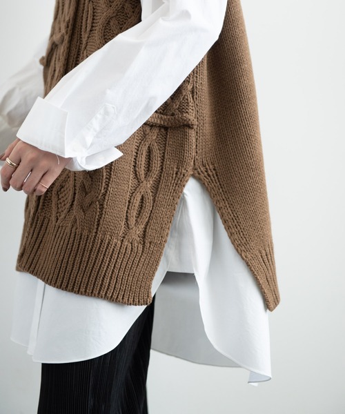 Aunt Marie's（アントマリーズ）の「オーバーシルエットケーブルニットベスト / AUNT MARIE'S（ベスト・レディース・ブラック/ブラウン/アイボリー・FREE）」の5枚目の写真