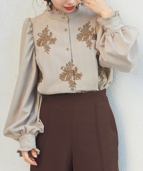 one after another NICE CLAUP（ワンアフターアナザーナイスクラップ）の「プチハイ刺繍ブラウス（シャツ/ブラウス・レディース・オフホワイト/ブラウン/ブラウン系その他・FREE）」の3枚目の写真