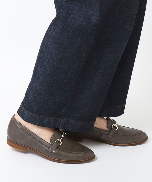 artemis by DIANA(アルテミスバイダイアナ)の「ビットローファー(ローファー・レディース・ブラック/ダークブラウン/チャコール/ネイビー/ダークベージュ/クリアブラック/ライトブラウン/ベージュ/ホワイト/アイボリー/シルバー・22.0cm/22.5cm/23.0cm/23.5cm/24.0cm/24.5cm/25.0cm)」の5枚目の写真