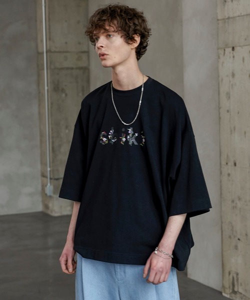 shiki tokyo（シキトウキョウ）の「OVERSIZED FLOWER EMBROIDERED LOGO TEE / オーバーサイズフラワー刺繍ロゴTシャツ（Tシャツ/カットソー・メンズ・ホワイト/ブラック・SMALL/MEDIUM/LARGE）」の17枚目の写真