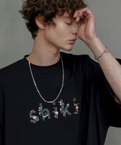 shiki tokyo（シキトウキョウ）の「OVERSIZED FLOWER EMBROIDERED LOGO TEE / オーバーサイズフラワー刺繍ロゴTシャツ（Tシャツ/カットソー・メンズ・ホワイト/ブラック・SMALL/MEDIUM/LARGE）」の4枚目の写真