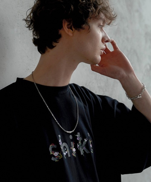 shiki tokyo（シキトウキョウ）の「OVERSIZED FLOWER EMBROIDERED LOGO TEE / オーバーサイズフラワー刺繍ロゴTシャツ（Tシャツ/カットソー・メンズ・ホワイト/ブラック・SMALL/MEDIUM/LARGE）」の5枚目の写真