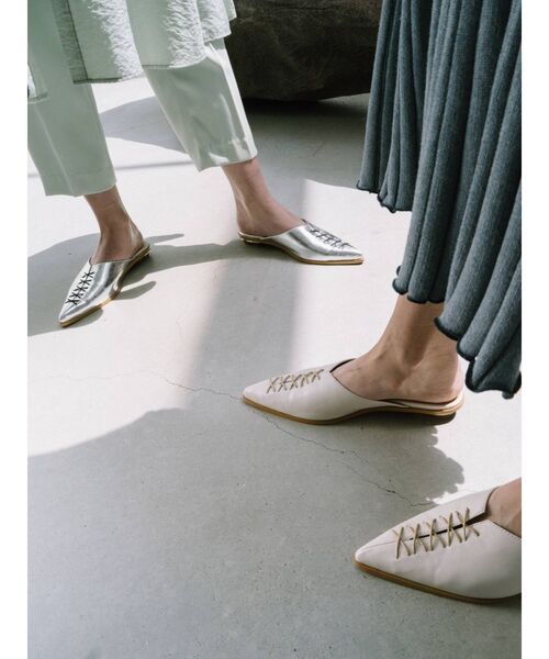 MERCURYDUO（マーキュリーデュオ）の「レースアップローヒールスリッパサンダル（サンダル・レディース・シルバー/アイボリー・38/36）」の8枚目の写真