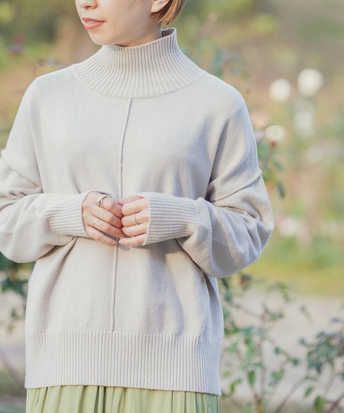 ITEMS URBANRESEARCH（アイテムズ アーバンリサーチ）の「ハイネックワイドニット（ニット/セーター・レディース・ブルー/グリーン/オフホワイト/ブラック/ホワイト/パープル/モカ/オレンジ・FREE）」の3枚目の写真