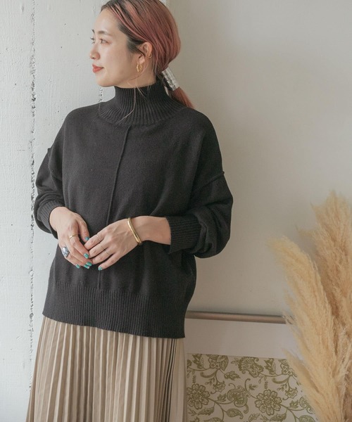 ITEMS URBANRESEARCH（アイテムズ アーバンリサーチ）の「ハイネックワイドニット（ニット/セーター・レディース・ブルー/グリーン/オフホワイト/ブラック/ホワイト/パープル/モカ/オレンジ・FREE）」の4枚目の写真