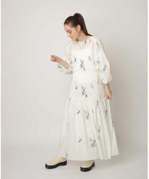 CADUNE（カデュネ）の「刺繍シャーリングワンピース（ワンピース