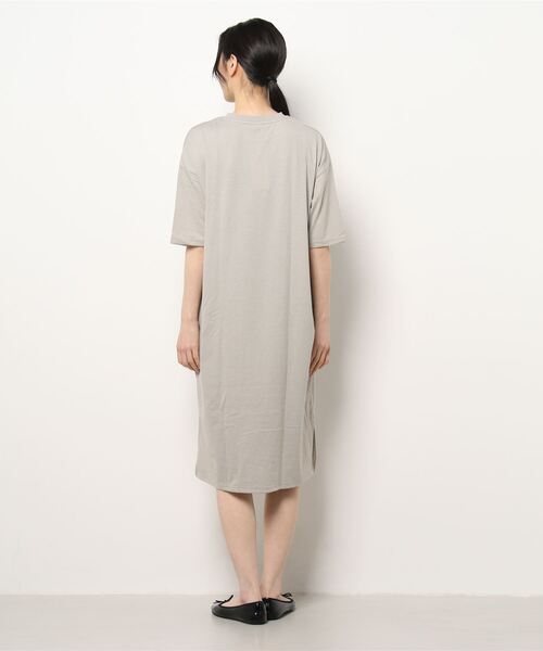 zootie（ズーティー）の「【着回しの効くストレートシルエット】 URBAN PLUS TEEワンピース（ワンピース・レディース・ライトピンク/ネイビー/グレイッシュブルー/ライトブルー/グレイッシュベージュ/ライトカーキ/イエロー系その他/ブラック/オフホワイト/チャコール/ラベンダー/アイボリー/スモークピンク/ライトベージュ/ブラウン系その他/ダークグリーン/テラコッタ・フリー/マキシ丈）」の18枚目の写真