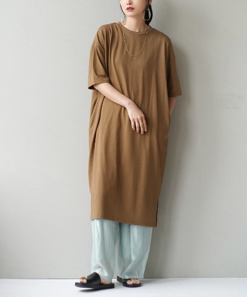 zootie（ズーティー）の「【着回しの効くストレートシルエット】 URBAN PLUS TEEワンピース（ワンピース・レディース・ライトピンク/ネイビー/グレイッシュブルー/ライトブルー/グレイッシュベージュ/ライトカーキ/イエロー系その他/ブラック/オフホワイト/チャコール/ラベンダー/アイボリー/スモークピンク/ライトベージュ/ブラウン系その他/ダークグリーン/テラコッタ・フリー/マキシ丈）」の5枚目の写真