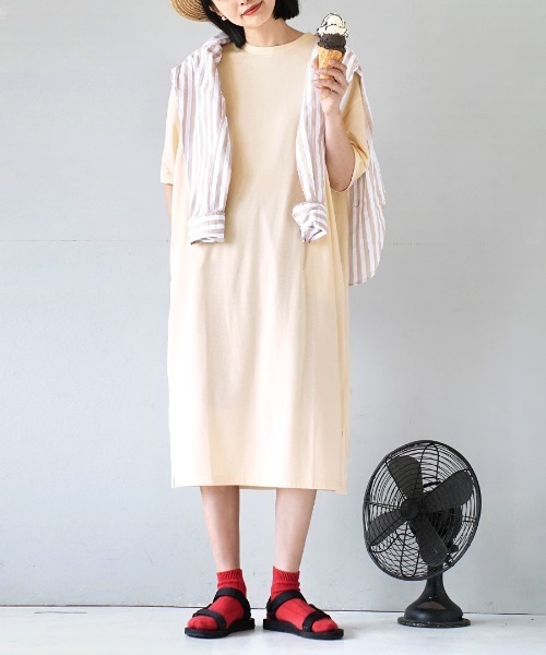 zootie（ズーティー）の「【着回しの効くストレートシルエット】 URBAN PLUS TEEワンピース（ワンピース・レディース・ライトピンク/ネイビー/グレイッシュブルー/ライトブルー/グレイッシュベージュ/ライトカーキ/イエロー系その他/ブラック/オフホワイト/チャコール/ラベンダー/アイボリー/スモークピンク/ライトベージュ/ブラウン系その他/ダークグリーン/テラコッタ・フリー/マキシ丈）」の2枚目の写真