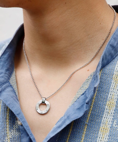 TOMMY HILFIGER(トミーヒルフィガー)の「TOMMY HILFIGER/トミーヒルフィガー STAINLESS STEEL DISK MEDALLION NECKLACE ラウンドロゴネックレス(ネックレス・メンズ・シルバー・FREE)」の1枚目の写真