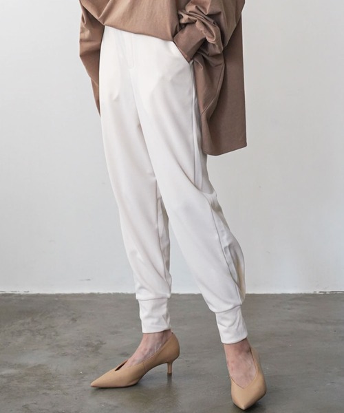 mili an deni（ミリアンデニ）の「ペアスキンバックスリットジョガーパンツ（スラックス・レディース・ブラック/キャメル/チャコールグレー/アイボリー/ネイビー・L/M）」の3枚目の写真