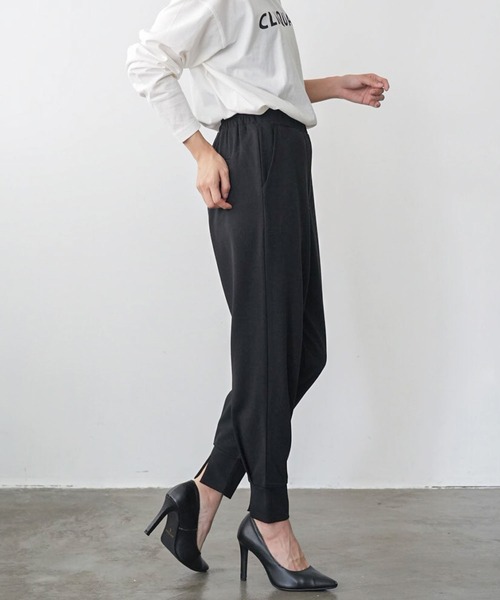 mili an deni（ミリアンデニ）の「ペアスキンバックスリットジョガーパンツ（スラックス・レディース・ブラック/キャメル/チャコールグレー/アイボリー/ネイビー・L/M）」の16枚目の写真