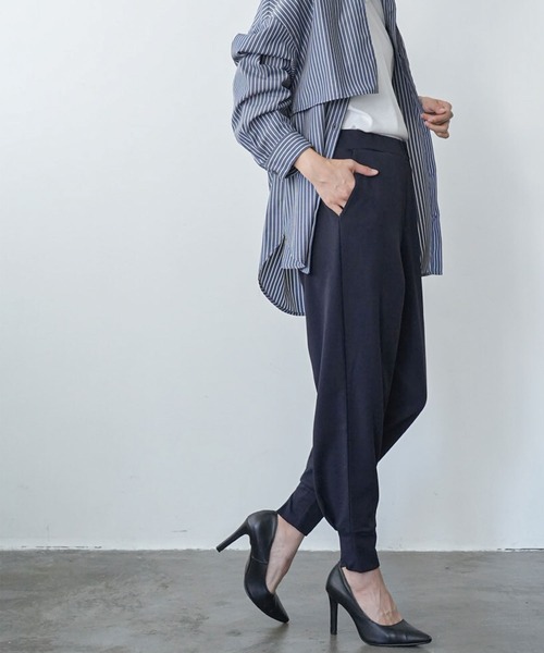 mili an deni（ミリアンデニ）の「ペアスキンバックスリットジョガーパンツ（スラックス・レディース・ブラック/キャメル/チャコールグレー/アイボリー/ネイビー・L/M）」の8枚目の写真