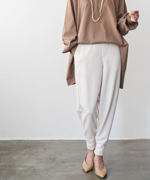 mili an deni（ミリアンデニ）の「ペアスキンバックスリットジョガーパンツ（スラックス・レディース・ブラック/キャメル/チャコールグレー/アイボリー/ネイビー・L/M）」の13枚目の写真