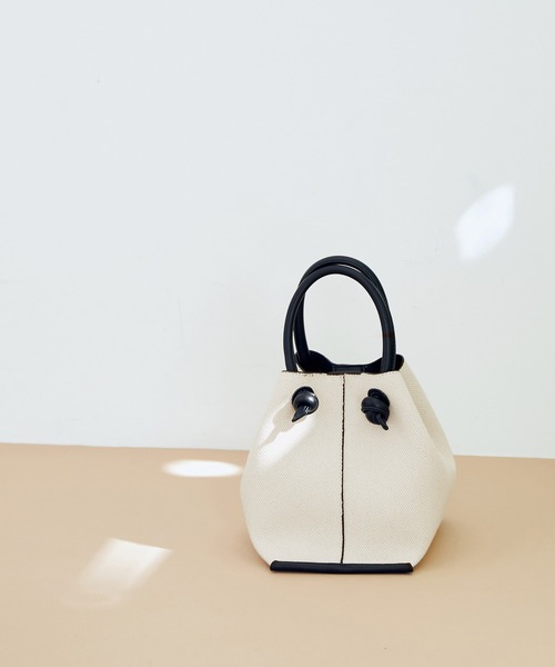 ADAM ET ROPE'(アダムエロペ)の「【一部直営店舗・WEB限定】ダブルシルェットMINIバッグ(ハンドバッグ・レディース・ブラック/グレー系その他/キャメル・FREE)」の2枚目の写真