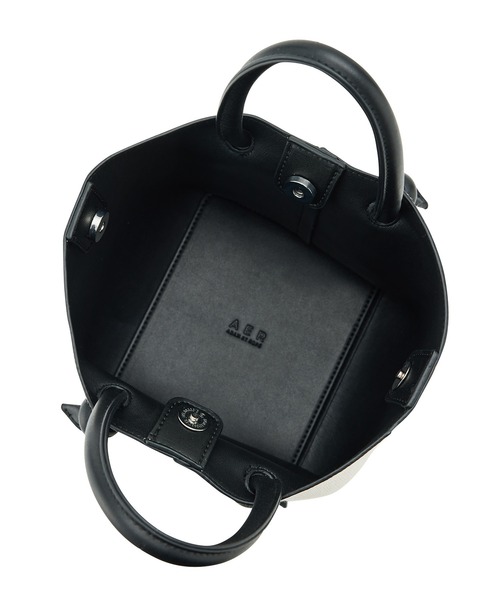 ADAM ET ROPE'(アダムエロペ)の「【一部直営店舗・WEB限定】ダブルシルェットMINIバッグ(ハンドバッグ・レディース・ブラック/グレー系その他/キャメル・FREE)」の8枚目の写真