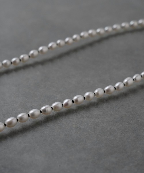 ISOLATION（アイソレーション）の「【ISOLATION / アイソレーション】Tiny Pearl Necklace / タイニーパール マンテルネックレス（ネックレス・レディース・ホワイト×ブラック・38cm）」の4枚目の写真