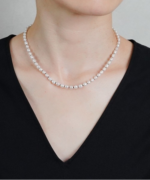 ISOLATION（アイソレーション）の「【ISOLATION / アイソレーション】Tiny Pearl Necklace / タイニーパール マンテルネックレス（ネックレス・レディース・ホワイト×ブラック・38cm）」の15枚目の写真