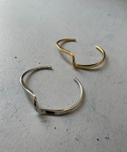 CLEIO（クレイオ）の「【cheriella】ウェーブニュアンスバングル（バングル/リストバンド・レディース・ゴールド/シルバー・FREE）」の2枚目の写真