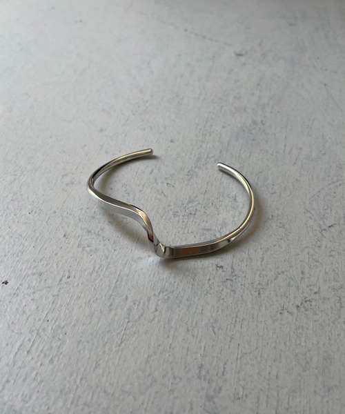 CLEIO（クレイオ）の「【cheriella】ウェーブニュアンスバングル（バングル/リストバンド・レディース・ゴールド/シルバー・FREE）」の5枚目の写真