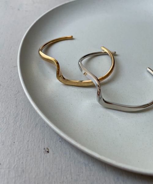 CLEIO（クレイオ）の「【cheriella】ウェーブニュアンスバングル（バングル/リストバンド・レディース・ゴールド/シルバー・FREE）」の7枚目の写真