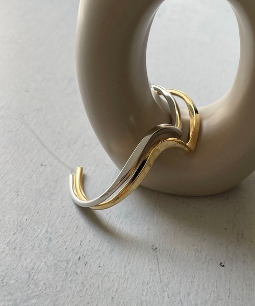 CLEIO（クレイオ）の「【cheriella】ウェーブニュアンスバングル（バングル/リストバンド・レディース・ゴールド/シルバー・FREE）」の4枚目の写真