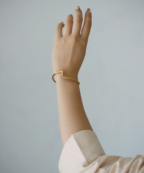 CLEIO（クレイオ）の「【cheriella】ウェーブニュアンスバングル（バングル/リストバンド・レディース・ゴールド/シルバー・FREE）」の9枚目の写真