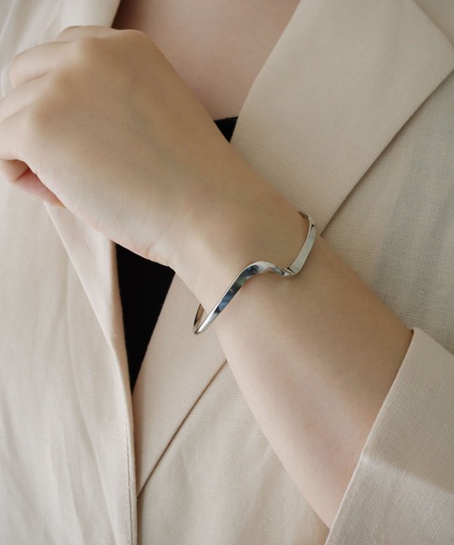 CLEIO（クレイオ）の「【cheriella】ウェーブニュアンスバングル（バングル/リストバンド・レディース・ゴールド/シルバー・FREE）」の3枚目の写真