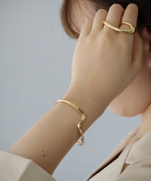 CLEIO（クレイオ）の「【cheriella】ウェーブニュアンスバングル（バングル/リストバンド・レディース・ゴールド/シルバー・FREE）」の10枚目の写真