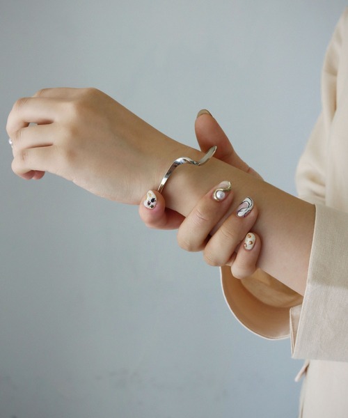 CLEIO（クレイオ）の「【cheriella】ウェーブニュアンスバングル（バングル/リストバンド・レディース・ゴールド/シルバー・FREE）」の6枚目の写真