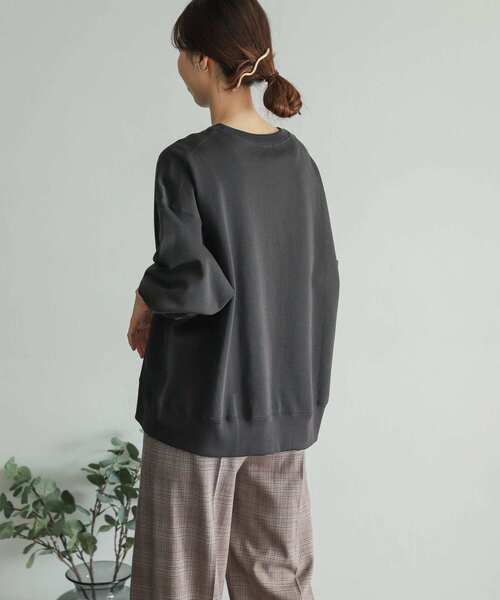 URBAN RESEARCH DOORS（アーバンリサーチドアーズ）の「スウェットクルーネックプルオーバー（スウェット・レディース・グレー/ベージュ/スミクロ・MEDIUM）」の17枚目の写真