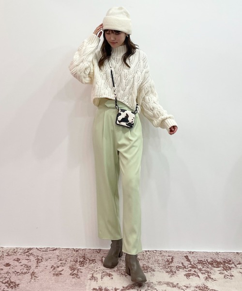 EPIMI E'PIMMY（エピミエピミー）の「ハイネックケーブルボリュームニットプルオーバー（ニット/セーター・レディース・ブラック/ブルー/オフホワイト/イエロー/ベージュ・MEDIUM）」の7枚目の写真