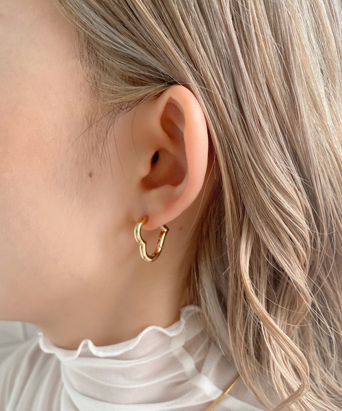 iso（イソ）の「ハートフープピアス（ピアス（両耳用）・レディース・シルバー/ゴールド・FREE）」の3枚目の写真