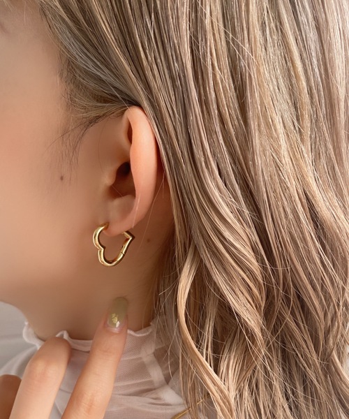 iso（イソ）の「ハートフープピアス（ピアス（両耳用）・レディース・シルバー/ゴールド・FREE）」の4枚目の写真