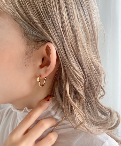 iso（イソ）の「ハートフープピアス（ピアス（両耳用）・レディース・シルバー/ゴールド・FREE）」の5枚目の写真