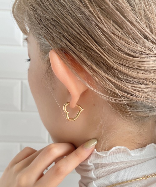 iso（イソ）の「ハートフープピアス（ピアス（両耳用）・レディース・シルバー/ゴールド・FREE）」の6枚目の写真