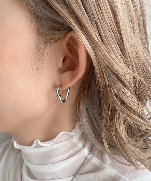 iso（イソ）の「ハートフープピアス（ピアス（両耳用）・レディース・シルバー/ゴールド・FREE）」の11枚目の写真