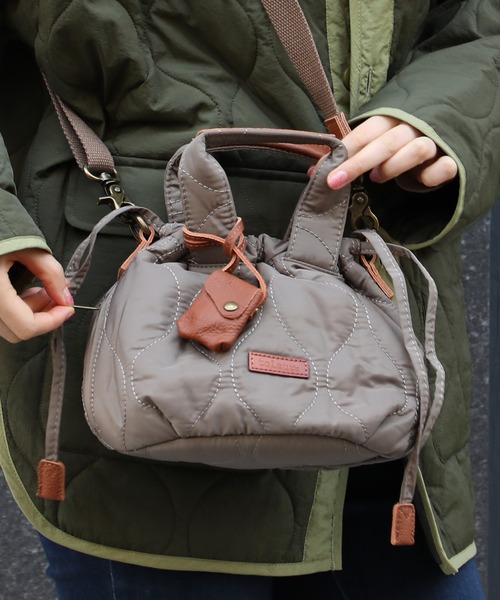 toleur（トーラ）の「【toleur】ポリキルティング/カウレザー巾着トートバッグ トーラ ※11806（トートバッグ・レディース・ネイビー/グレイッシュベージュ/ライトブラウン/カーキ・FREE）」の2枚目の写真