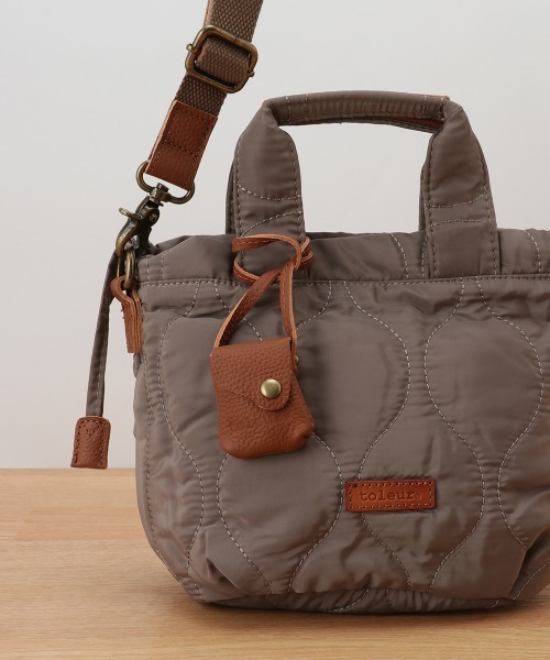 toleur（トーラ）の「【toleur】ポリキルティング/カウレザー巾着トートバッグ トーラ ※11806（トートバッグ・レディース・ネイビー/グレイッシュベージュ/ライトブラウン/カーキ・FREE）」の10枚目の写真
