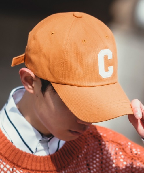 improves(インプローブス)の「アルファベット 刺しゅう キャップ(キャップ・メンズ・キャメル/ネイビー/ベージュ/オレンジ/ブラック/ブラウン/ホワイト/グリーン/レッド・FREE)」の1枚目の写真